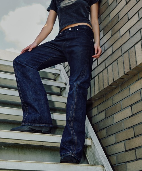 NVRFRGT(ネヴァーフォーゲット)の「別注 COATING FADE TWIST JEANS(デニムパンツ・レディース・ブラック/ブルー・XS/S)」の10枚目の写真