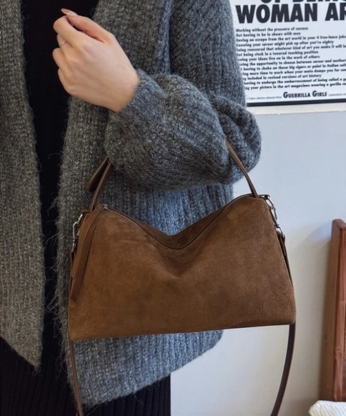 yuue' ( wear )(ユーイ)の「大容量2WAYスウェードショルダーバッグ(ショルダーバッグ・レディース・ブラック/ダークブラウン/ブラウン・FREE)」の1枚目の写真