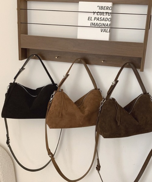 yuue' ( wear )(ユーイ)の「大容量2WAYスウェードショルダーバッグ(ショルダーバッグ・レディース・ブラック/ダークブラウン/ブラウン・FREE)」の17枚目の写真