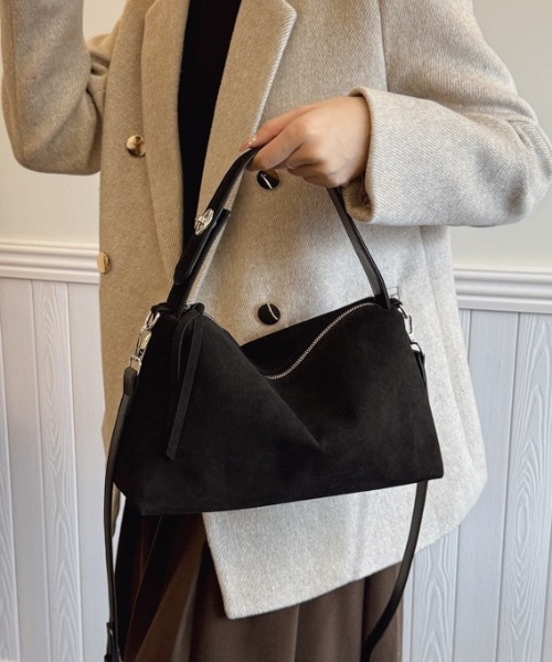 yuue' ( wear )(ユーイ)の「大容量2WAYスウェードショルダーバッグ(ショルダーバッグ・レディース・ブラック/ダークブラウン/ブラウン・FREE)」の4枚目の写真