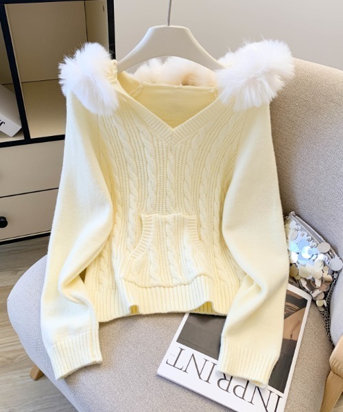 LUCPY(ラクピー)の「エコファーショルダー ケーブルニットプルオーバー(その他トップス・レディース・グレー/アイボリー/ホワイト・FREE)」の2枚目の写真