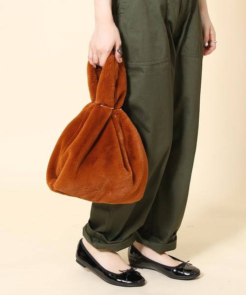 coen（コーエン）の「【新色登場】【『LEE』11月号掲載】フェイクファーバッグ(ライトグレー / ダークブラウン ⇒ WEB限定カラー）（トートバッグ・レディース・グレー/ライトグレー/ブラウン/ダークブラウン/ベージュ/ピンク/ナチュラル/ライラック・FREE）」の5枚目の写真