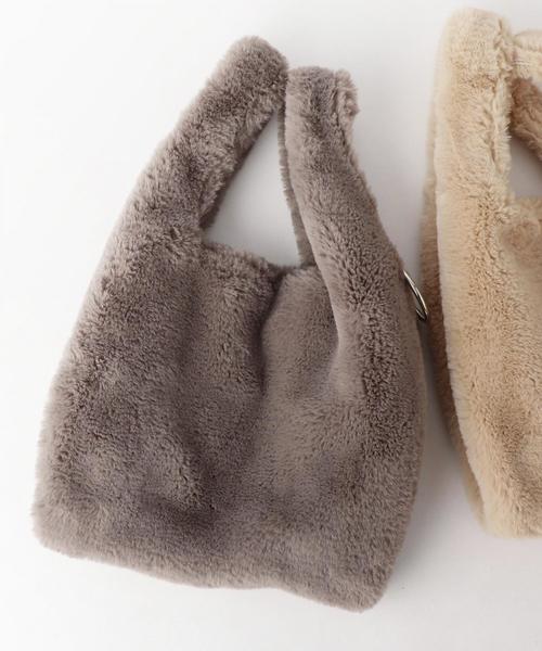 coen（コーエン）の「【新色登場】【『LEE』11月号掲載】フェイクファーバッグ(ライトグレー / ダークブラウン ⇒ WEB限定カラー）（トートバッグ・レディース・グレー/ライトグレー/ブラウン/ダークブラウン/ベージュ/ピンク/ナチュラル/ライラック・FREE）」の3枚目の写真