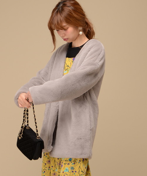 natural couture（ナチュラルクチュール）の「フェイクファーVネックコート（その他アウター・レディース・アイボリー/ネイビー/ピンクベージュ/グレイッシュベージュ・FREE）」の2枚目の写真