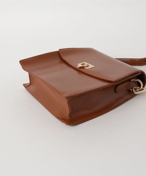 florist(フローリスト)の「アローロックアンティークレトロスクエアフラップバッグ(ショルダーバッグ・レディース・ブラック/キャメル・FREE)」の4枚目の写真