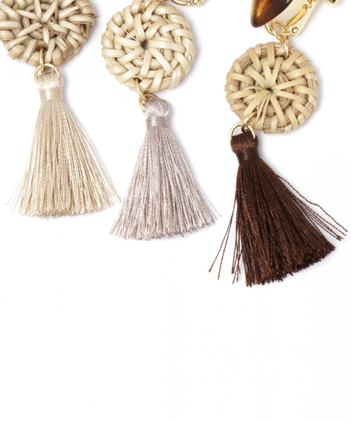 GLOBAL WORK（グローバルワーク）の「ザツザイタッセルイヤリング/831687（イヤリング・レディース・ホワイト/ライトグレー/ダークブラウン・FREE）」の6枚目の写真