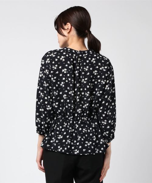 Petit Honfleur（プチオンフルール）の「ウエストシャーリングブラウス（シャツ/ブラウス・レディース・ホワイト/ネイビー・13号/11号/9号）」の4枚目の写真