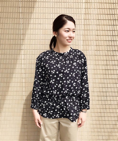 Petit Honfleur（プチオンフルール）の「ウエストシャーリングブラウス（シャツ/ブラウス・レディース・ホワイト/ネイビー・13号/11号/9号）」の5枚目の写真