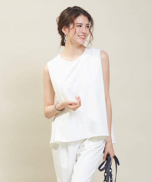 qualite(カリテ)の「2WAYストレッチノースリーブトップス(シャツ/ブラウス・レディース・オフホワイト/ブラック/ベージュ・36/38)」の2枚目の写真