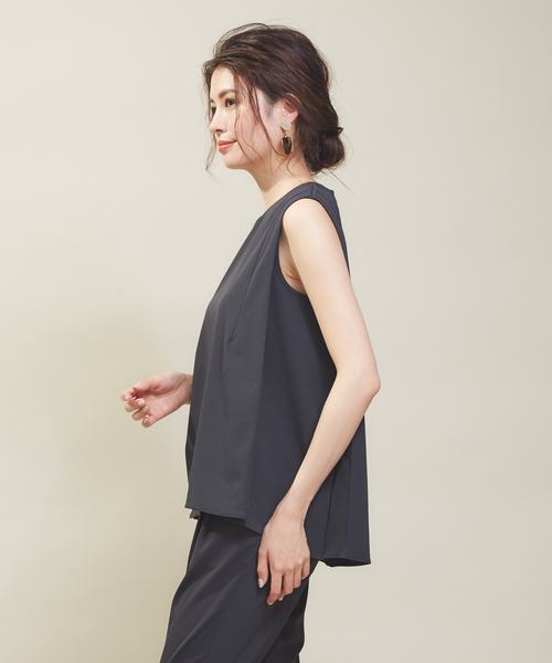 qualite(カリテ)の「2WAYストレッチノースリーブトップス(シャツ/ブラウス・レディース・オフホワイト/ブラック/ベージュ・36/38)」の17枚目の写真