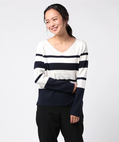TRUDEA(トルディア)の「減らしVネック 前後差プルオーバー(ニット/セーター・レディース・ホワイト×ネイビー/グリーン/キャメル/ブラック/ホワイト・MEDIUM/LARGE)」の9枚目の写真