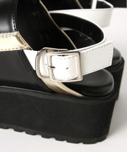 PAGEBOY（ページボーイ）の「メタリックスポーツサンダル（サンダル・レディース・ホワイト系その他/ブラック・MEDIUM/LARGE）」の11枚目の写真