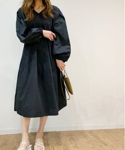 Alite cloth(アリーテクロス)の「ボリューム袖VネックフレアAラインワンピース(ワンピース・レディース・ブラック/ベージュ・FREE)」の5枚目の写真