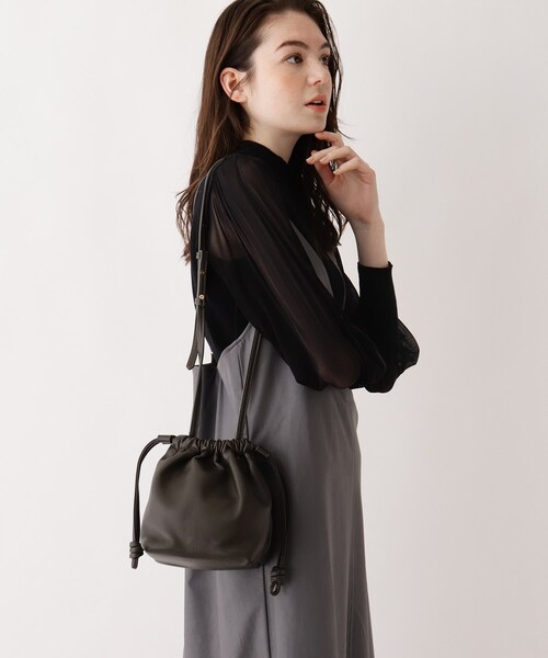 SOUP（スープ）の「◆ラムレザーミニ巾着バッグ（ハンドバッグ・レディース・ライトグリーン/チャコールグレー/アイボリー・00）」の6枚目の写真