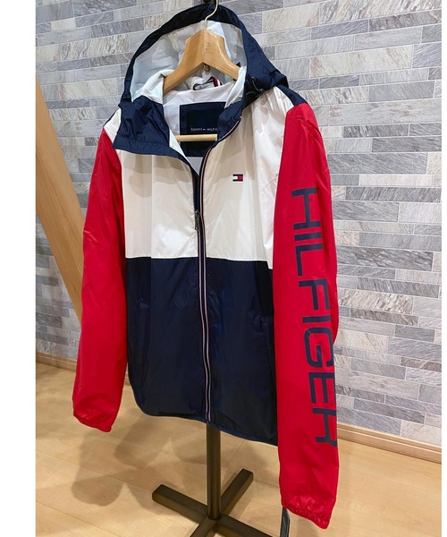 TOMMY HILFIGER（トミーヒルフィガー）の「スリーブロゴ プリント フーデッド ナイロンジャケット（ナイロンジャケット・メンズ・レッド/マルチ/ブラック・S/M/L/XL）」の3枚目の写真