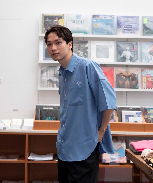 bonjour bonsoir（ボンジュール　ボンソワール）の「【bonjour bonsoir】ドロップショルダー半袖シャツ（シャツ/ブラウス・メンズ・ベージュ/サックスブルー/グリーン/スミクロ・M/L/XL）」の6枚目の写真