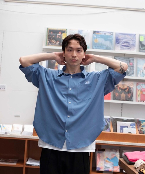 bonjour bonsoir（ボンジュール　ボンソワール）の「【bonjour bonsoir】ドロップショルダー半袖シャツ（シャツ/ブラウス・メンズ・ベージュ/サックスブルー/グリーン/スミクロ・M/L/XL）」の7枚目の写真