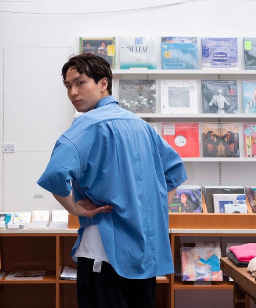 bonjour bonsoir（ボンジュール　ボンソワール）の「【bonjour bonsoir】ドロップショルダー半袖シャツ（シャツ/ブラウス・メンズ・ベージュ/サックスブルー/グリーン/スミクロ・M/L/XL）」の8枚目の写真