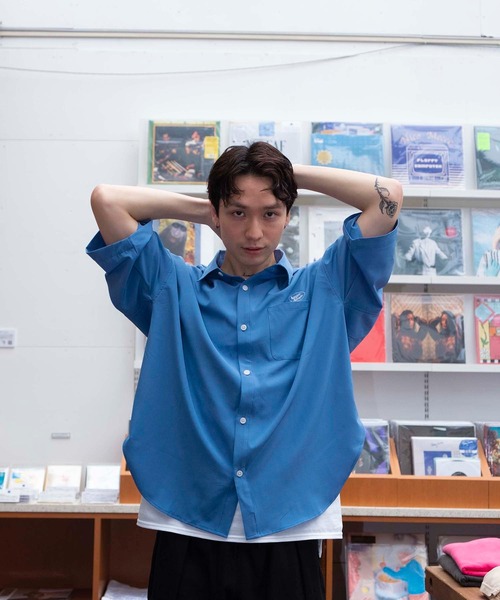 bonjour bonsoir（ボンジュール　ボンソワール）の「【bonjour bonsoir】ドロップショルダー半袖シャツ（シャツ/ブラウス・メンズ・ベージュ/サックスブルー/グリーン/スミクロ・M/L/XL）」の9枚目の写真