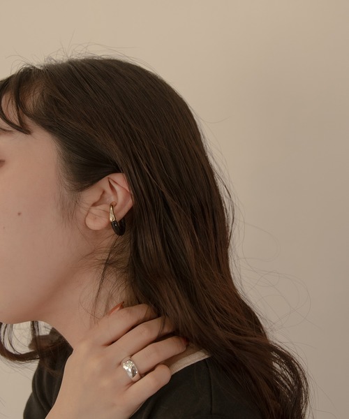 lawgy(ラウジー)の「two color ear cuff(イヤーカフ・レディース・ブラック/ブラウン/シルバー・FREE)」の10枚目の写真