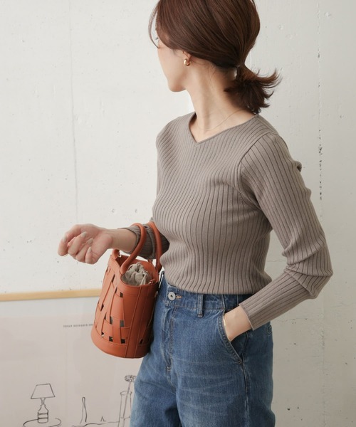 URBAN RESEARCH DOORS（アーバンリサーチドアーズ）の「ワイドVネックリブニット（ニット/セーター・レディース・アイボリー/グレー系その他/カーキ/ブラック・ONE）」の8枚目の写真