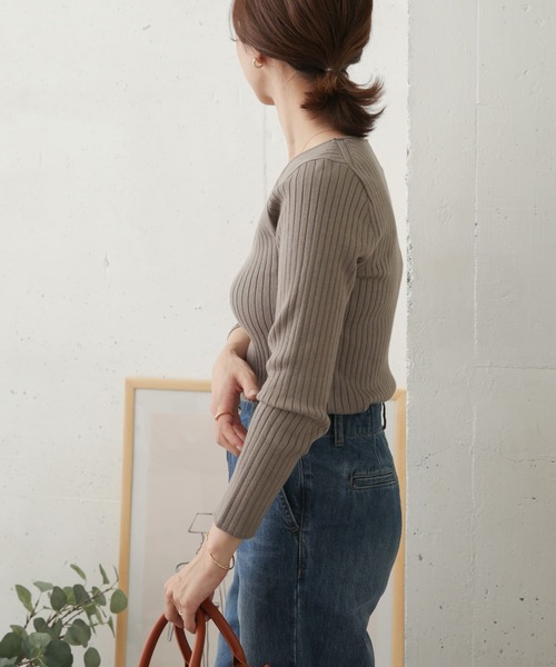 URBAN RESEARCH DOORS（アーバンリサーチドアーズ）の「ワイドVネックリブニット（ニット/セーター・レディース・アイボリー/グレー系その他/カーキ/ブラック・ONE）」の9枚目の写真