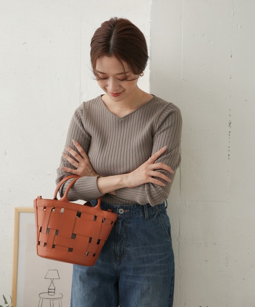 URBAN RESEARCH DOORS（アーバンリサーチドアーズ）の「ワイドVネックリブニット（ニット/セーター・レディース・アイボリー/グレー系その他/カーキ/ブラック・ONE）」の10枚目の写真