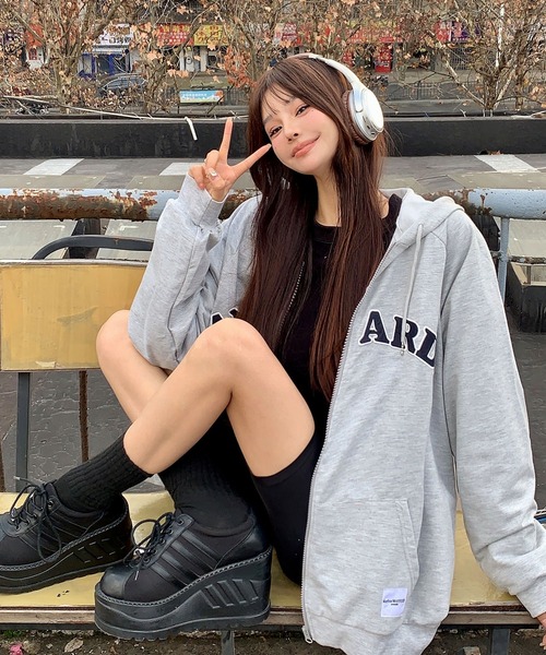 DEVICE（デバイス）の「オーバーサイズ カレッジロゴ フーディ スウェット ジップパーカー（パーカー・レディース・ブラック/グレー/ベージュ・FREE）」の9枚目の写真