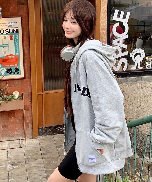 DEVICE（デバイス）の「オーバーサイズ カレッジロゴ フーディ スウェット ジップパーカー（パーカー・レディース・ブラック/グレー/ベージュ・FREE）」の10枚目の写真