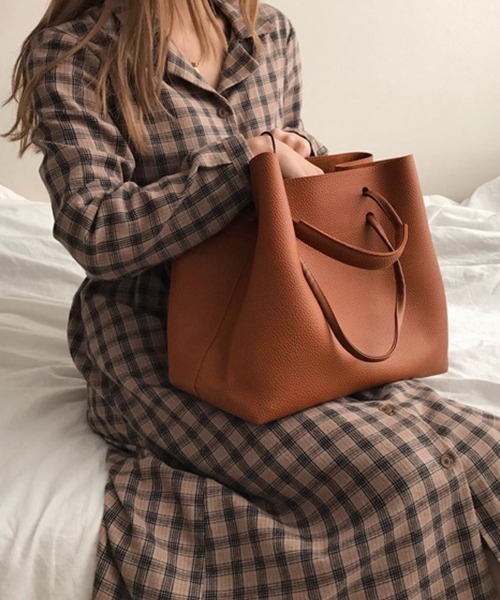 DAY CLOSET（デイ クローゼット）の「【軽量】艶めくベーシックカラー大きめ肩掛け2WAYトートバッグ（トートバッグ・レディース・キャメル/ブラック・ONE SIZE）」の7枚目の写真