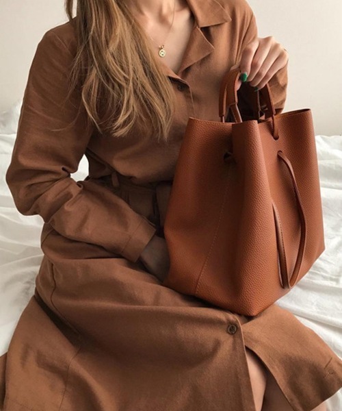 DAY CLOSET（デイ クローゼット）の「【軽量】艶めくベーシックカラー大きめ肩掛け2WAYトートバッグ（トートバッグ・レディース・キャメル/ブラック・ONE SIZE）」の8枚目の写真