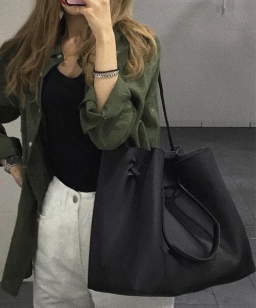 DAY CLOSET（デイ クローゼット）の「【軽量】艶めくベーシックカラー大きめ肩掛け2WAYトートバッグ（トートバッグ・レディース・キャメル/ブラック・ONE SIZE）」の3枚目の写真