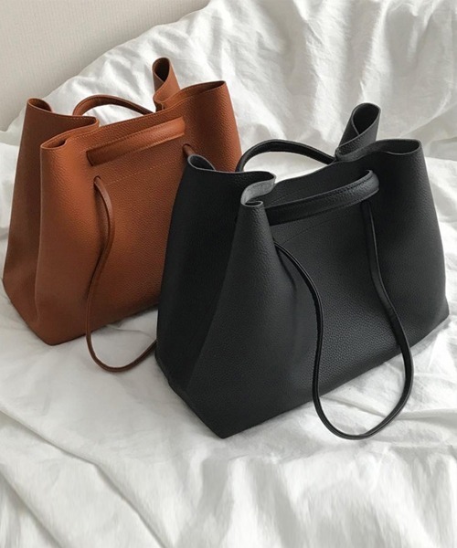 DAY CLOSET（デイ クローゼット）の「【軽量】艶めくベーシックカラー大きめ肩掛け2WAYトートバッグ（トートバッグ・レディース・キャメル/ブラック・ONE SIZE）」の4枚目の写真