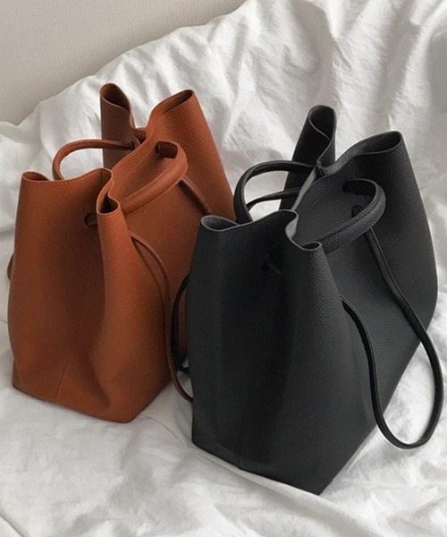 DAY CLOSET（デイ クローゼット）の「【軽量】艶めくベーシックカラー大きめ肩掛け2WAYトートバッグ（トートバッグ・レディース・キャメル/ブラック・ONE SIZE）」の5枚目の写真