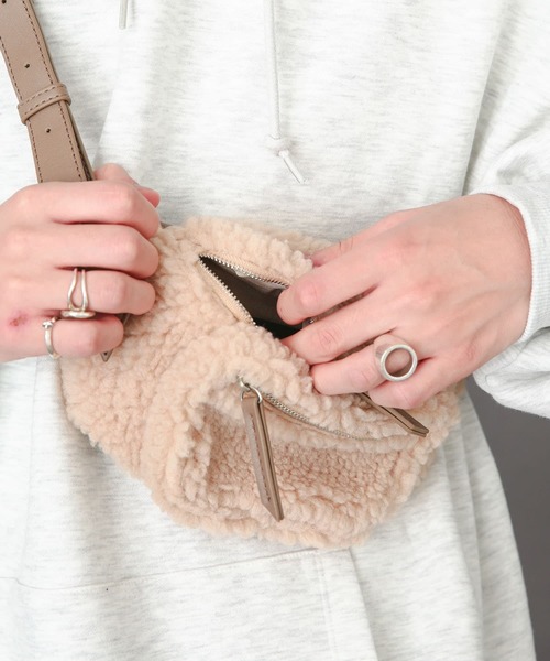 SENSE OF PLACE by URBAN RESEARCH（センスオブプレイスバイアーバンリサーチ）の「ボアボディバッグ（ボディバッグ/ウエストポーチ・メンズ・ブラック/ベージュ・ONE）」の4枚目の写真