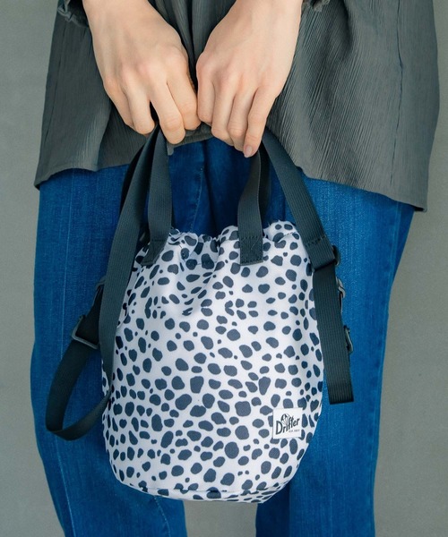 LEPSIM（レプシィム）の「【Drifterコラボ】キンチャクバッグ　261925（ショルダーバッグ・レディース・アニマル/ブルー/ホワイト×ブラック・ONE SIZE）」の2枚目の写真
