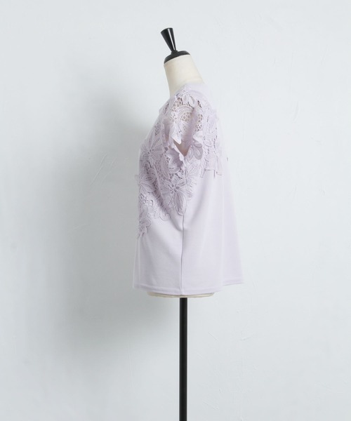 tocco closet(トッコ クローゼット)の「フラワーレース装飾カットソープルオーバー(Tシャツ/カットソー・レディース・オフホワイト/ブラック/ラベンダー・M)」の20枚目の写真