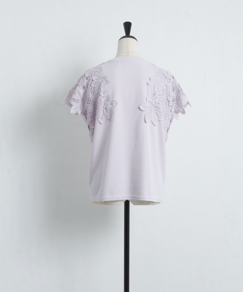 tocco closet(トッコ クローゼット)の「フラワーレース装飾カットソープルオーバー(Tシャツ/カットソー・レディース・オフホワイト/ブラック/ラベンダー・M)」の21枚目の写真