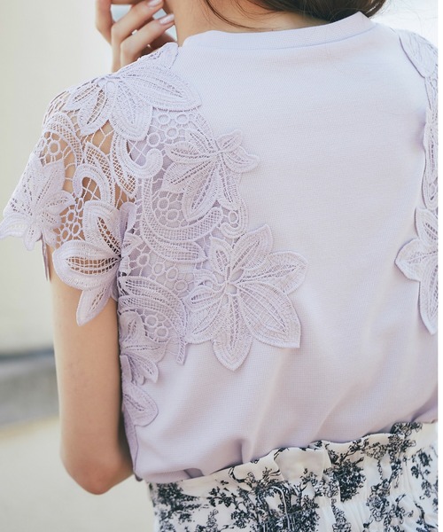 tocco closet(トッコ クローゼット)の「フラワーレース装飾カットソープルオーバー(Tシャツ/カットソー・レディース・オフホワイト/ブラック/ラベンダー・M)」の16枚目の写真