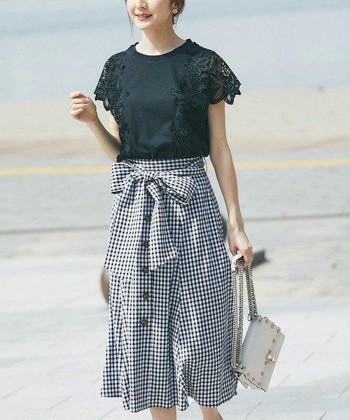 tocco closet(トッコ クローゼット)の「フラワーレース装飾カットソープルオーバー(Tシャツ/カットソー・レディース・オフホワイト/ブラック/ラベンダー・M)」の4枚目の写真
