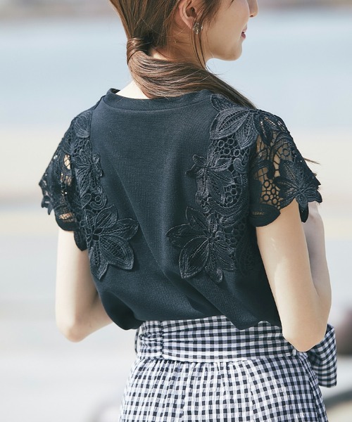 tocco closet(トッコ クローゼット)の「フラワーレース装飾カットソープルオーバー(Tシャツ/カットソー・レディース・オフホワイト/ブラック/ラベンダー・M)」の9枚目の写真
