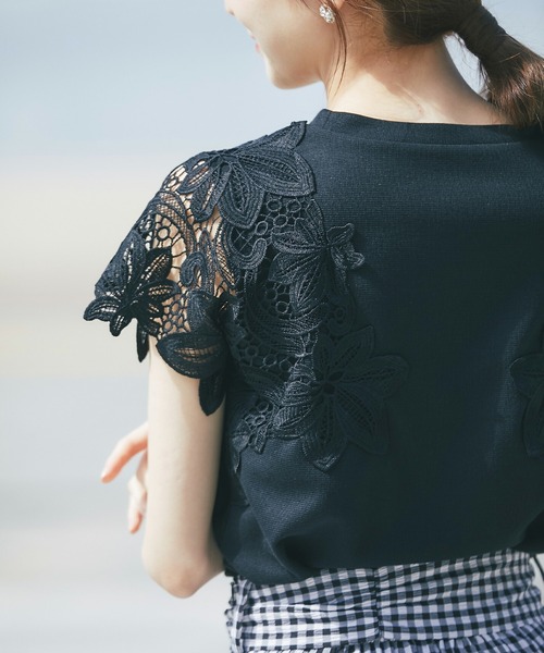 tocco closet(トッコ クローゼット)の「フラワーレース装飾カットソープルオーバー(Tシャツ/カットソー・レディース・オフホワイト/ブラック/ラベンダー・M)」の10枚目の写真