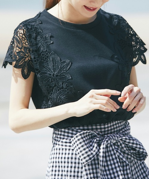 tocco closet(トッコ クローゼット)の「フラワーレース装飾カットソープルオーバー(Tシャツ/カットソー・レディース・オフホワイト/ブラック/ラベンダー・M)」の5枚目の写真