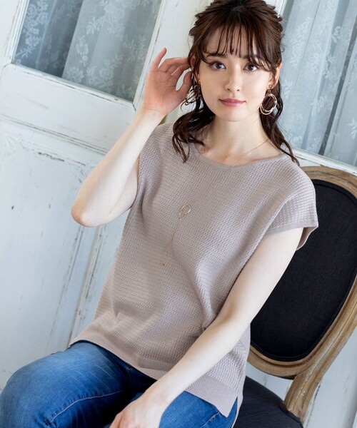 Tiaclasse(ティアクラッセ)の「【洗える】小顔効果も期待できるケーブル編みフレンチニットトップス(ニット/セーター・レディース・ターコイズブルー/オフホワイト/グレイッシュベージュ/ブラック/ピンク・L/M)」の3枚目の写真