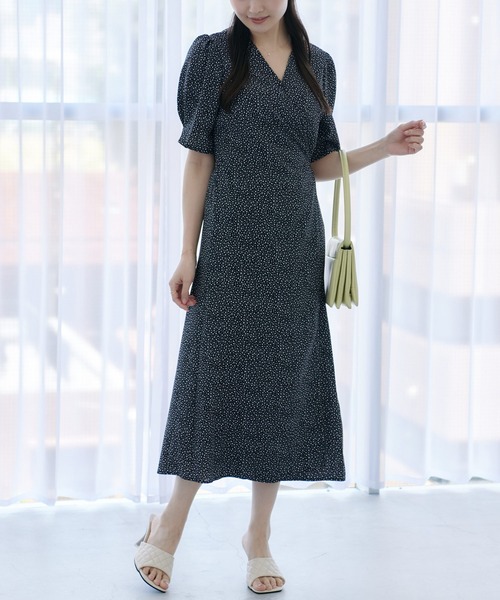 Lamoa（ラモア）の「Lamoa/小花柄 カシュクール ワンピース（ワンピース・レディース・ブラック/グリーン・FREE）」の2枚目の写真