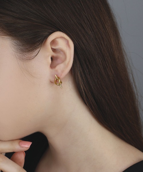 CEMONEMO(セモネモ)の「【金属アレルギー対応】 ノット ピアス / サージカルステンレス 316L(ピアス(両耳用)・レディース・シルバー/ゴールド・FREE)」の3枚目の写真
