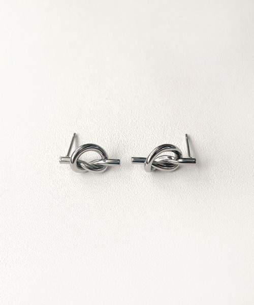 CEMONEMO(セモネモ)の「【金属アレルギー対応】 ノット ピアス / サージカルステンレス 316L(ピアス(両耳用)・レディース・シルバー/ゴールド・FREE)」の8枚目の写真