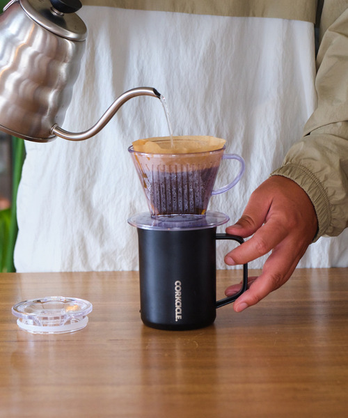 CORKCICLE（コークシクル）の「16oz/400ml COFFEE MUG フタ付きコーヒーマグ 保温保冷マグカップ DAYDREAM/NERO/WALNUT [CORKCICLE/コークシクル]（グラス/マグカップ/タンブラー・レディース・スカイブルー/ブラック/ブラウン・ONE SIZE）」の8枚目の写真