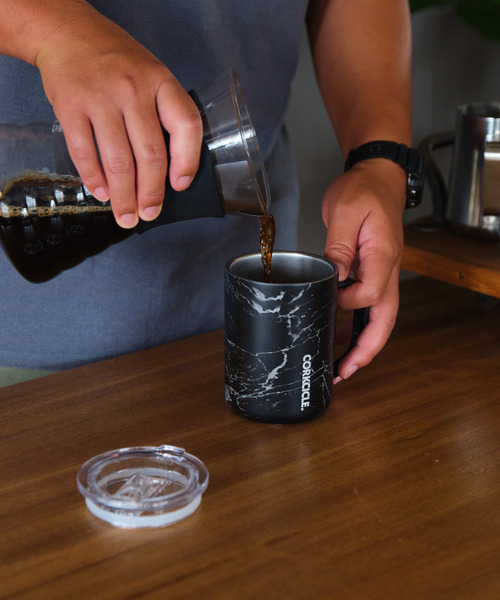 CORKCICLE（コークシクル）の「16oz/400ml COFFEE MUG フタ付きコーヒーマグ 保温保冷マグカップ DAYDREAM/NERO/WALNUT [CORKCICLE/コークシクル]（グラス/マグカップ/タンブラー・レディース・スカイブルー/ブラック/ブラウン・ONE SIZE）」の7枚目の写真