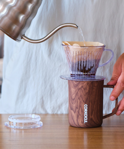 CORKCICLE（コークシクル）の「16oz/400ml COFFEE MUG フタ付きコーヒーマグ 保温保冷マグカップ DAYDREAM/NERO/WALNUT [CORKCICLE/コークシクル]（グラス/マグカップ/タンブラー・レディース・スカイブルー/ブラック/ブラウン・ONE SIZE）」の4枚目の写真